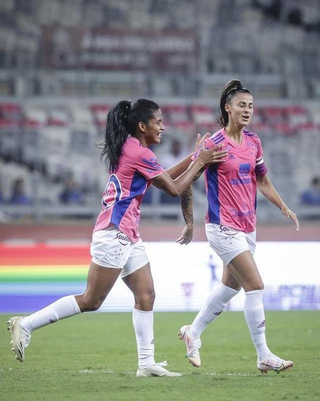 Em preliminar de Cruzeiro x Ituano pela Srie B, o time feminino da Raposa, conhecido como Cabulosas, goleou o Araguari por 8 a 0 pela terceira rodada do Campeonato Mineiro Feminino. Equipe cruzeirense estreou o uniforme rosa, confeccionado pela Adidas em homenagem  campanha Outubro Rosa, de conscientizao contra o cncer de mama