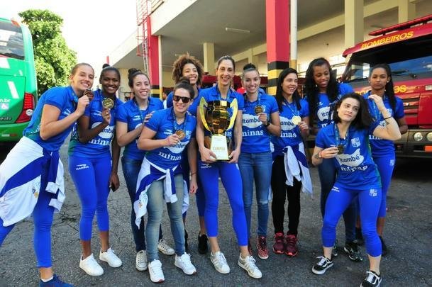Jogadoras do Minas desfilam em carro do Corpo de Bombeiros pelas ruas de Belo Horizonte e festejam com a torcida a conquista do tricampeonato da Superliga Feminina de Vôlei. Time derrotou Praia Clube por 2 a 0 na série melhor de três da final