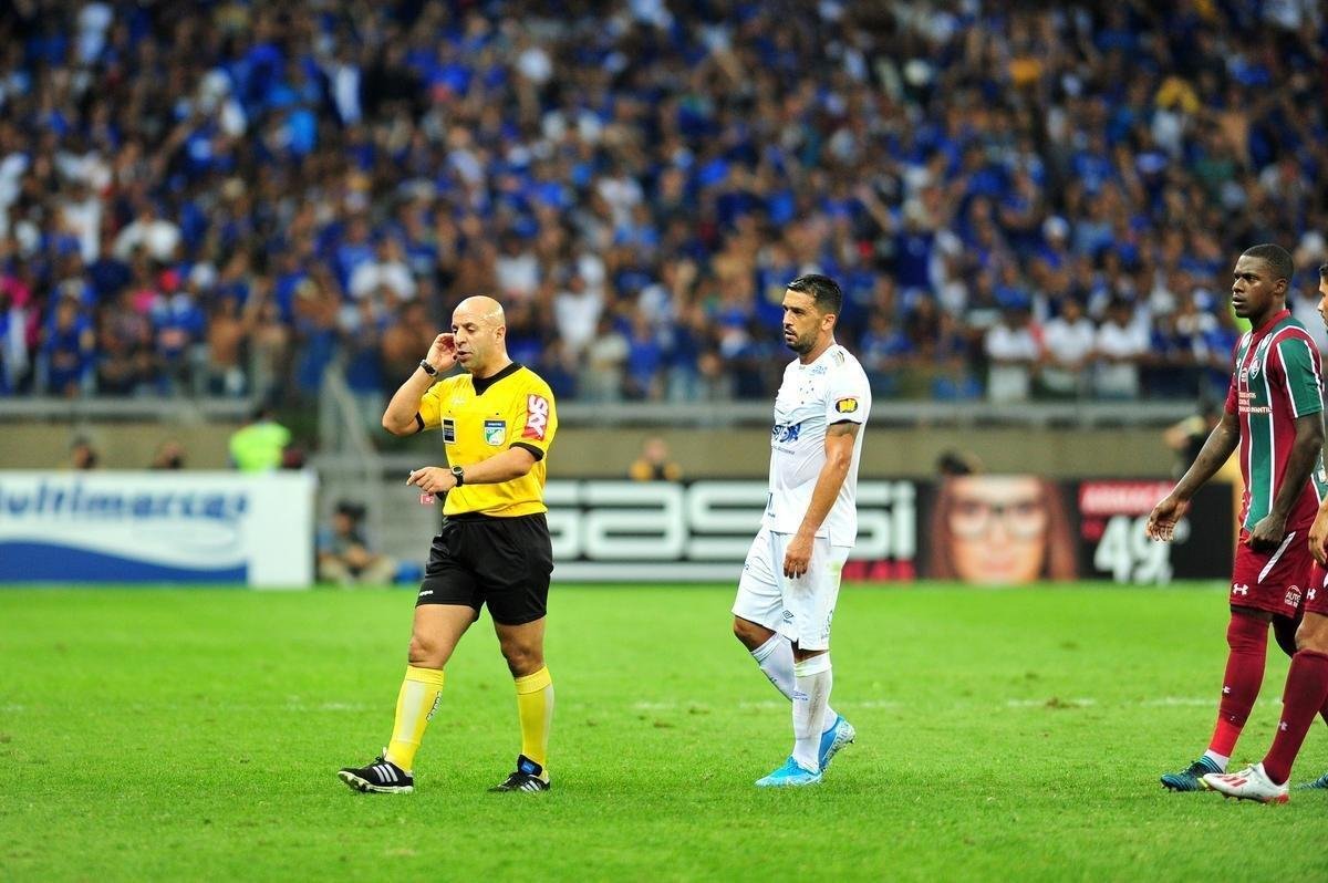 Na reta final do primeiro tempo, rbitro Jean Pierre Gonalves Lima mostrou grande despreparo no Mineiro ao expulsar Yuri, do Fluminense, e voltar atrs, alertado pelo VAR. Em seguida, deu amarelo para Fred, do Cruzeiro, tambm aps ser avisado pelo rbitro de vdeo.
