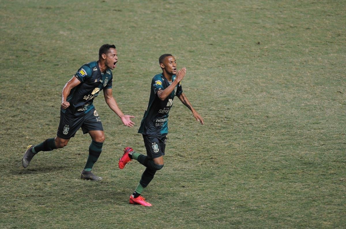 O atacante Ademir marcou 8 gols em 28 jogos pelo Amrica, que terminou a Srie B em 2, com 73 pontos, e subiu  primeira diviso.