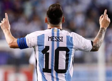 O camisa 10 da Argentina também alcançou 100 vitórias pela Seleção e se colocou no top 5 de atletas com mais triunfos por seus respectivos países
