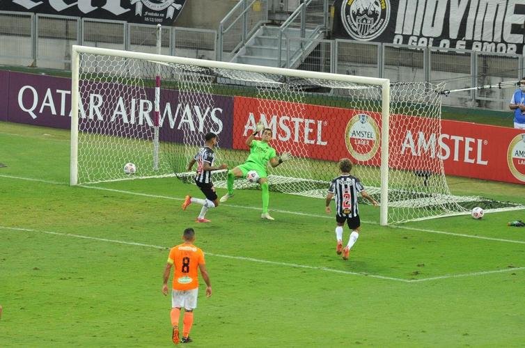 Fotos do gol de Marrony, do Atltico, sobre o La Guaira, no Mineiro
