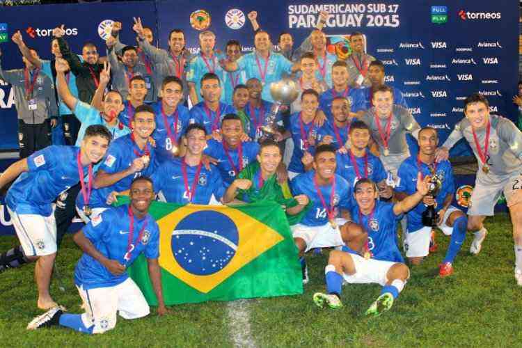 Seleo brasileira sub-17 comemora o ttulo da competio em 2015. Aps fase de grupos, o Brasil liderou o hexagonal final.