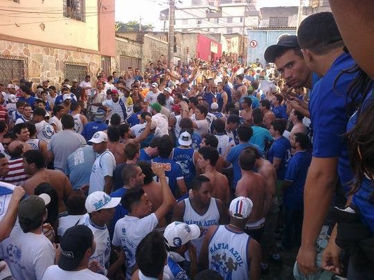 Torcids do Cruzeiro na chegada ao Independncia (Rua Ismnia Tunes, no Horto)