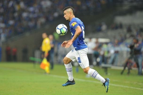 Cruzeiro pressionou nos minutos finais do primeiro tempo, mas no conseguiu empatar o jogo no Minero