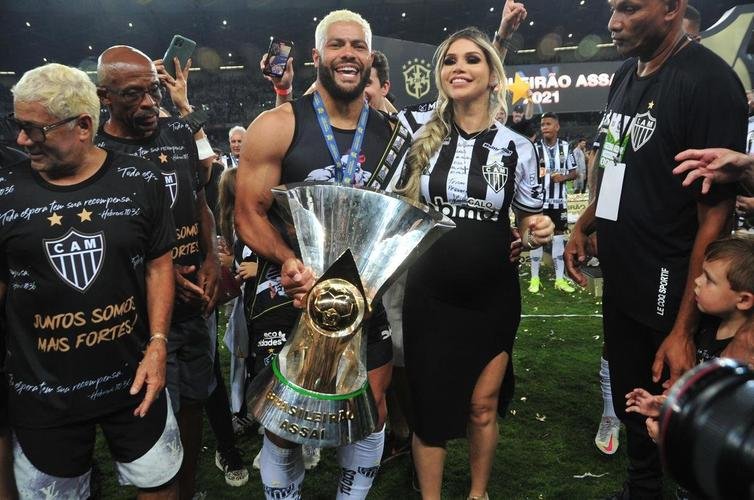 Atltico ergue a taa de campeo brasileiro e d a volta olmpica diante da torcida alvinegra, no Mineiro