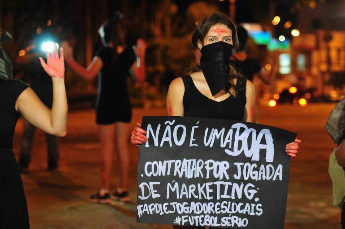 Grupo de mulheres fez protesto no Centro de Varginha contra a chegada de goleiro Bruno ao Boa Esporte