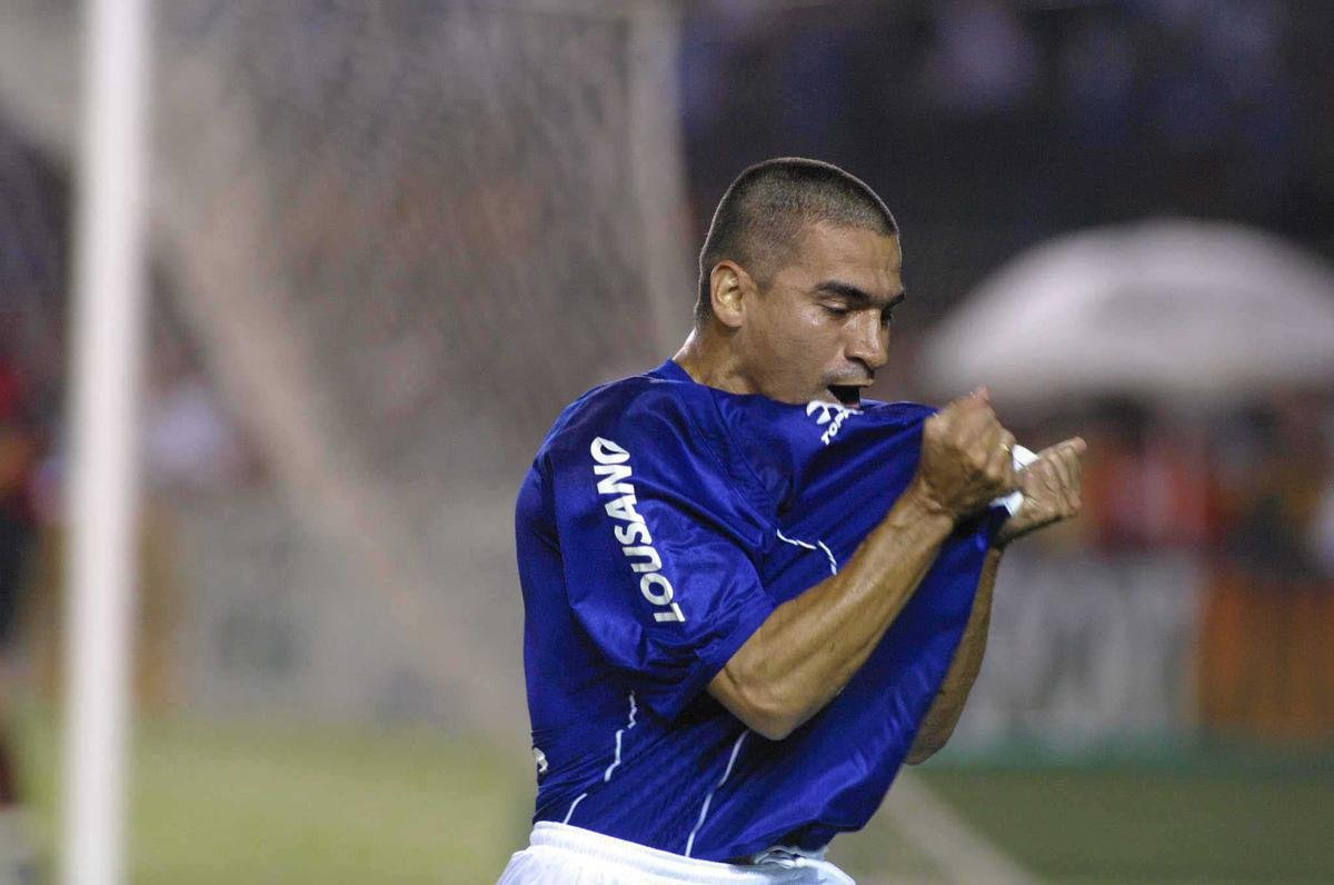 Em 2003, o Cruzeiro conquistou o quarto ttulo da Copa do Brasil com grande atuao e vitria consistente sobre o Flamengo.  Aps empate por 1 a 1 no primeiro jogo, realizado no Maracan, o time celeste superou o Rubro-negro por 3 a 1, no Mineiro. Deivid, Aristizbal e Luiso marcaram os gols e definiram  jogo antes dos 30 minutos do primeiro tempo. 