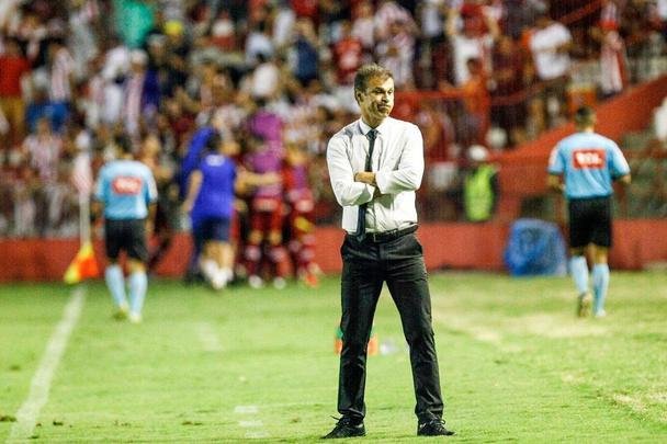 Equipes fizeram Clssico das Emoes vlido pela ltima rodada da primeira fase da competio no Estdio dos Aflitos. 