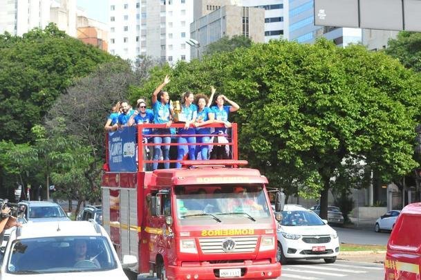 Jogadoras do Minas desfilam em carro aberto pelas ruas de Belo Horizonte após conquista do tri da Superliga Feminina de Vôlei