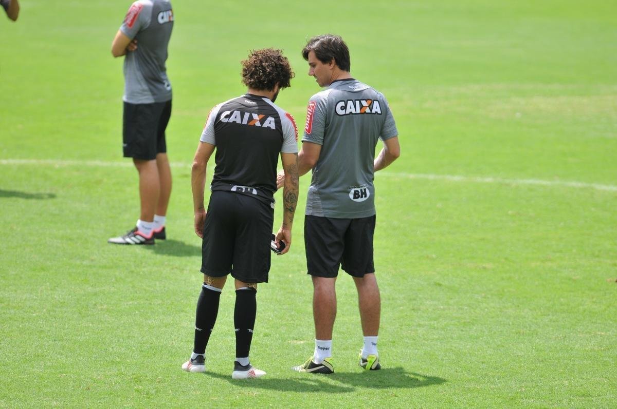 Manh desta sexta-feira foi agitada no Atltico com demisso de Oswaldo e coletiva do presidente