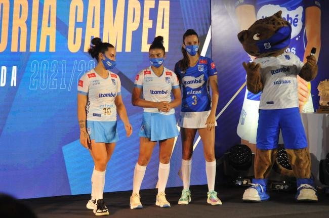 Time Feminino de V�lei do Minas foi apresentado nesta quarta-feira (11/10)