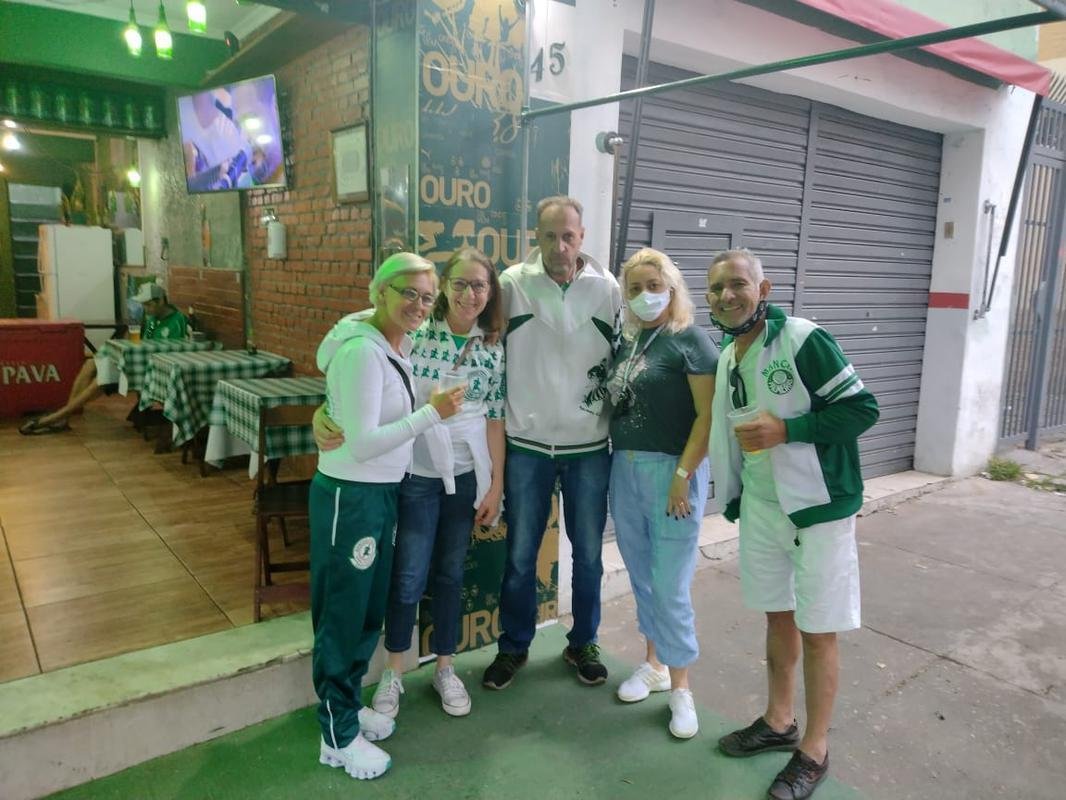 Mesmo com o Allianz Parque fechado para o pblico, o entorno do estdio do Palmeiras reuniu muitos torcedores que vo acompanhar a semifinal contra o Atltico em bares e restaurantes (Tlio Kaizer/EM/D. A Press)