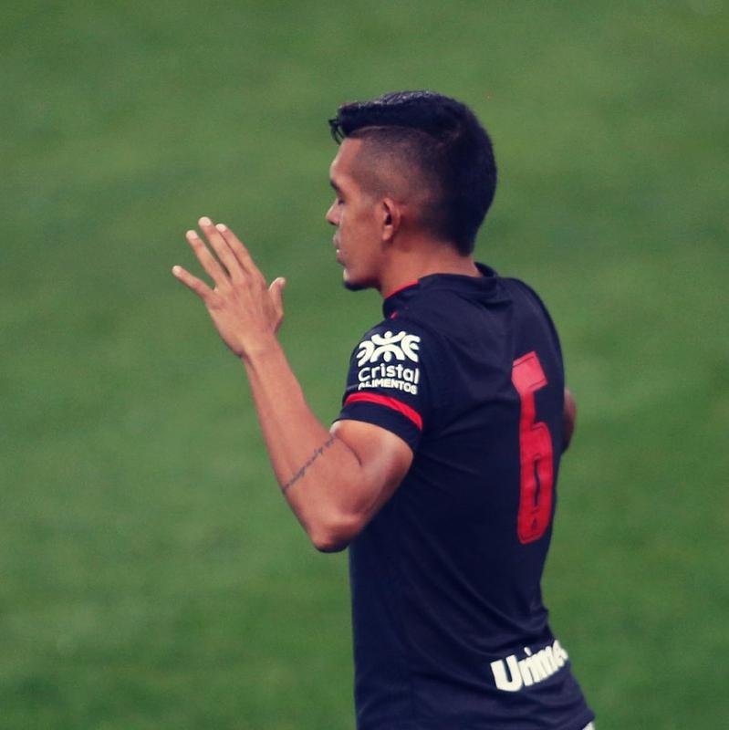 Igor Caris - lateral-esquerdo do Atltico-GO