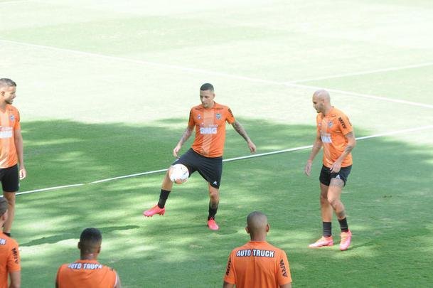 Treino do Atltico nesta segunda-feira, na Cidade do Galo, contou com a volta do meia  Juan Cazares. Direo no chegou a acordo para vend-lo a clube saudita. Tcnico Rafael Dudamel relacionou 23 jogadores para a viagem a Santa Fe, local da estreia na Sul-Americana, quinta-feira, contra o Unin-ARG. Jogador equatoriano ficou fora da lista.
