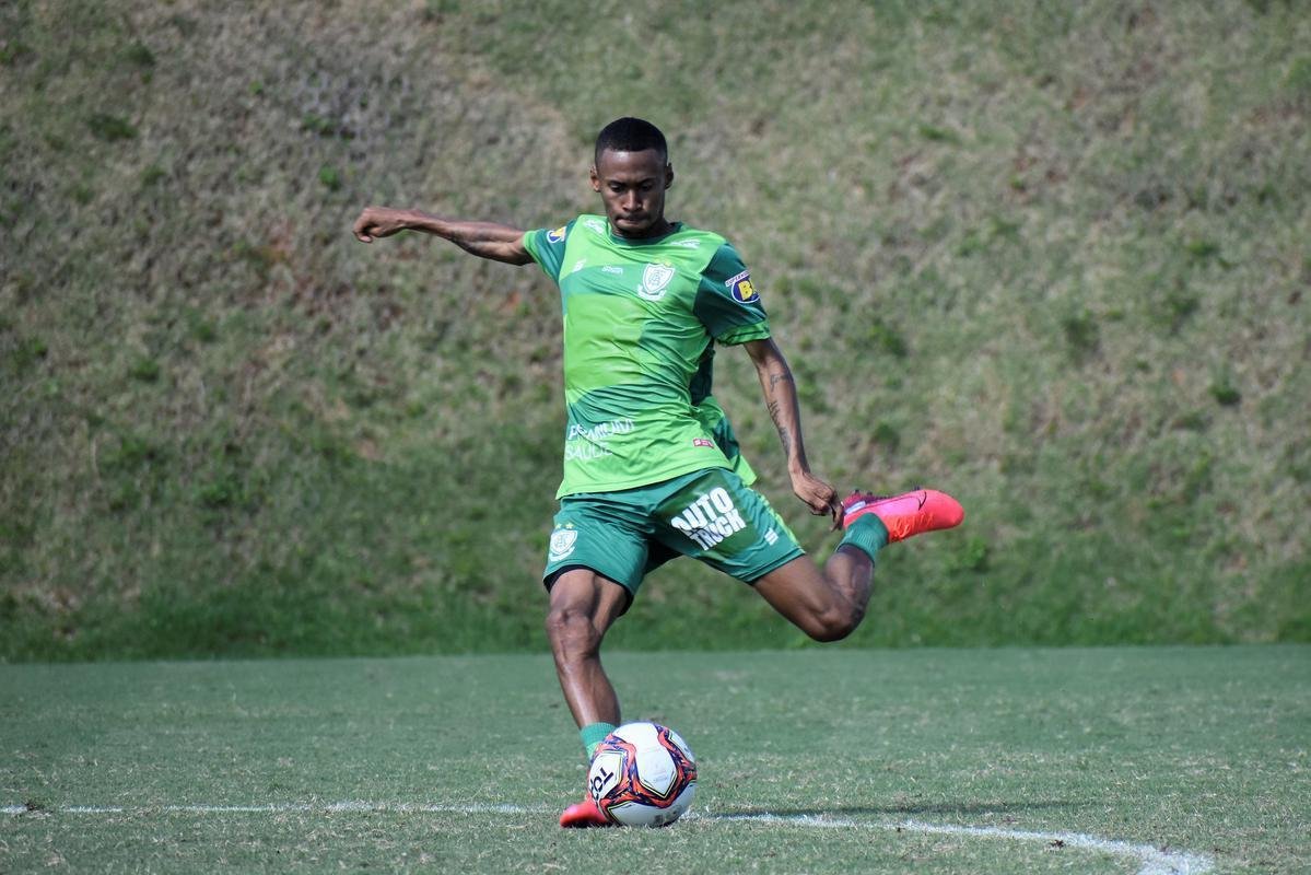 O Amrica segue com treinamentos intensivos voltados para a disputa do Campeonato Mineiro. No prximo sbado (27), o Coelho estreia no estadual diante do Boa Esporte, s 19h. A partida ser realizada no Independncia, em Belo Horizonte. A tendncia  que, neste primeiro compromisso, o tcnico Lisca utilize jogadores que tiveram menor minutagem na temporada 2020/21, alm de nomes promissores das categorias de base do clube.