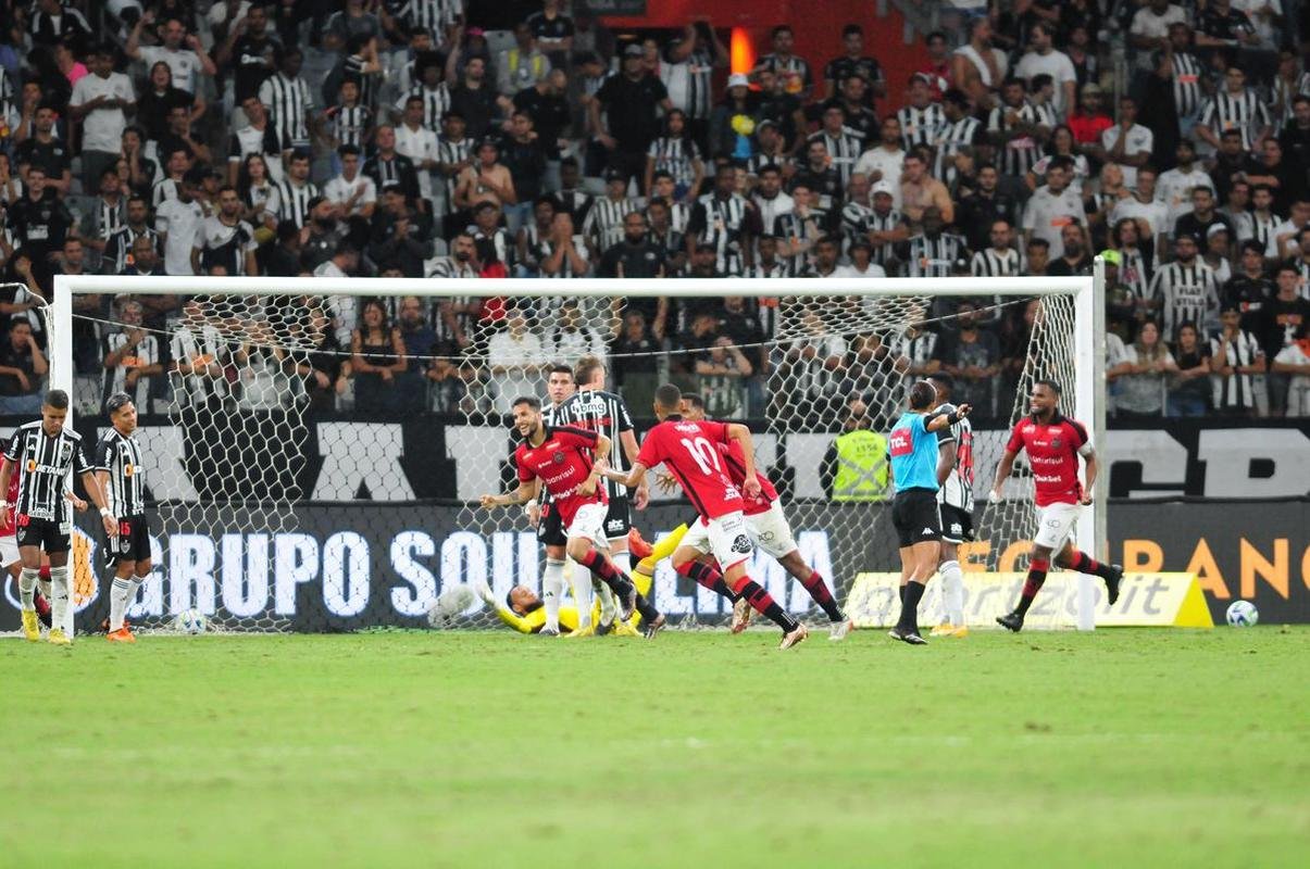 Atltico e Brasil de Pelotas-RS se enfrentaram nesta quarta-feira (12/4), no Mineiro, pela ida da terceira fase da Copa do Brasil