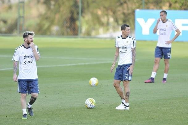 Seleo Argentina treinou nesta tera na Cidade do Galo com Lionel Messi. O craque cobrou faltas, afiou a pontaria e, em seguida, deixou a atividade mais cedo para se poupar. Na parte final, o tcnico Bauza orientou um trabalho em campo reduzido