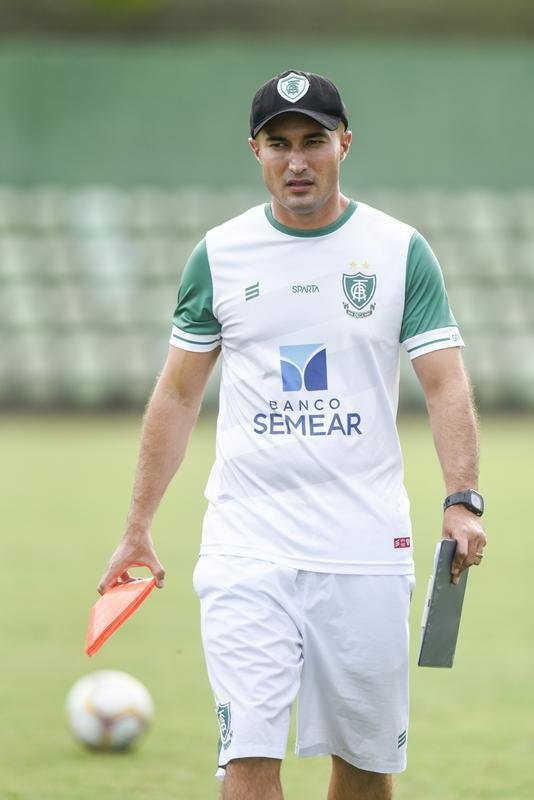 Lisca foi apresentado, conversou com jogadores e assistiu ao treino do América