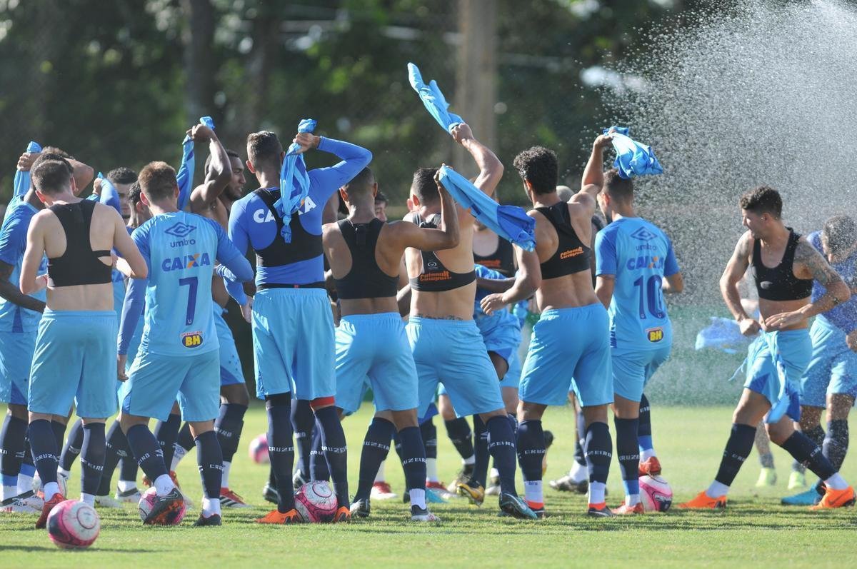 Cruzeiro se reapresentou aps estreia na Copa Libertadores e iniciou sua preparao para o clssico de domingo, s 11h, no Independncia, contra o Atltico, pela nona rodada do Mineiro. As novidades foram as presenas do atacante Sass e do zagueiro Cac, da base. Fred foi vetado devido a um estiramento na panturrilha direita. 