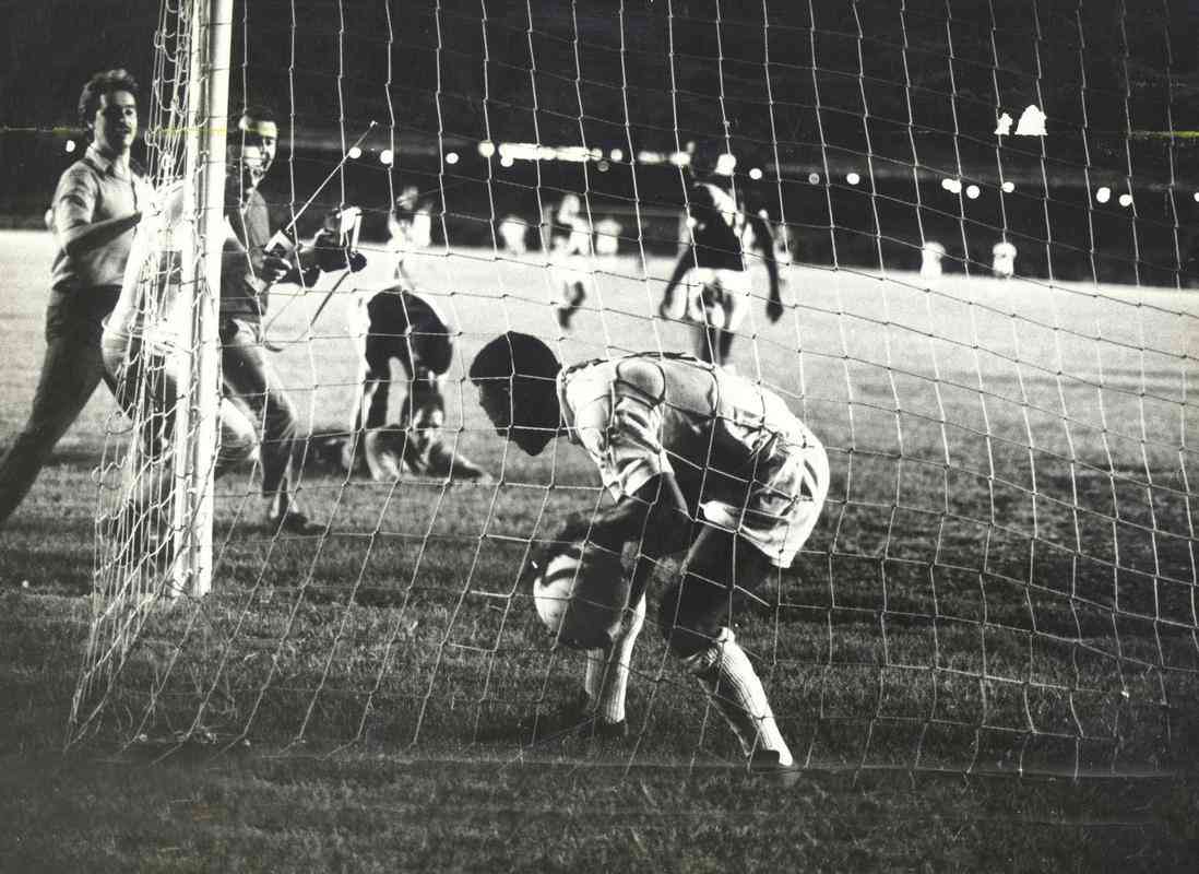 19/11/1969 - Milsimo gol de Pel, marcado de pnalti na vitria do Santos sobre o Vasco, por 2 a 1, no Maracan, pelo Torneio Roberto. O goleiro vascano era Andrada.