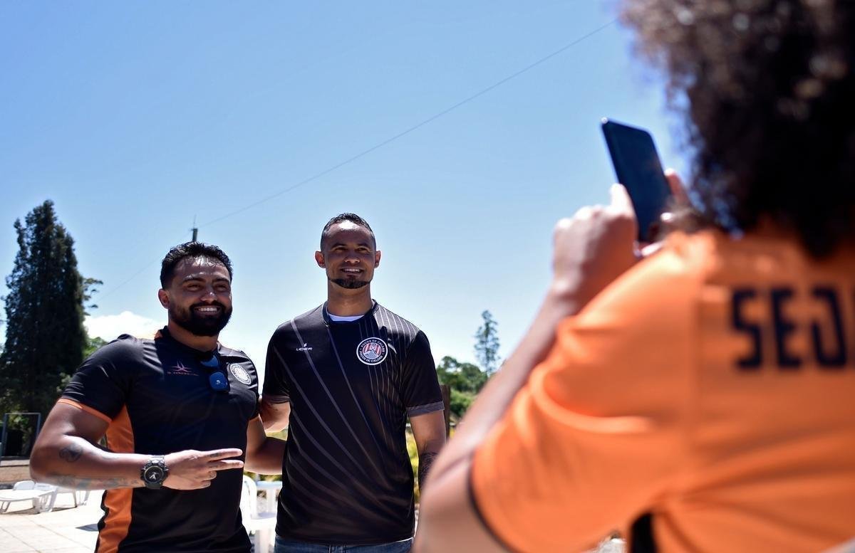 Goleiro Bruno foi apresentado neste sbado pelo Poos de Caldas