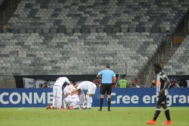 Festa dos jogadores do Nacional e decepo dos atleticanos no Mineiro