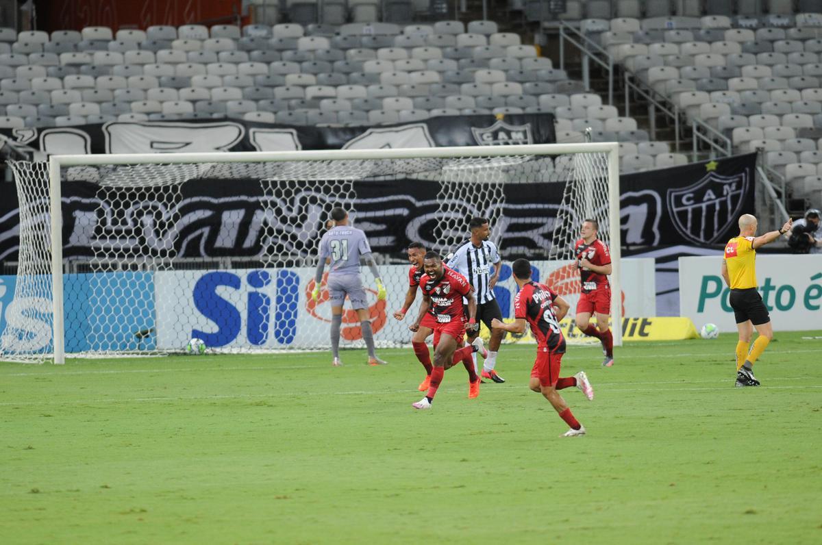 Em rpido contra-ataque, Niko  lanado na meia direita, conduz a bola at a entrada da rea e finaliza forte. A redonda desvia em Igor Rabello e mata o goleiro Everson: Athletico-PR 2 a 0