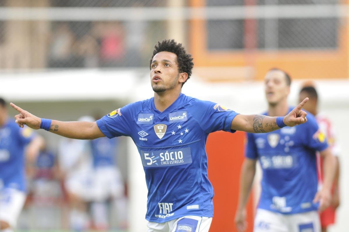 Fotos do duelo entre Villa Nova e Cruzeiro, neste domingo