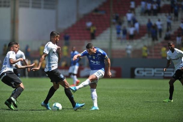 Na reta final do jogo, Grmio ampliou para 4 a 1 e jogadores como Thiago Neves e Edilson foram muito vaiados, assim como o vice-presidente de futebol Itair Machado