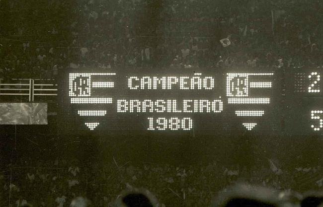 O Flamengo venceu o segundo jogo da deciso de 1980, por 3 a 2, e conquistou seu primeiro ttulo nacional. Nunes, duas vezes, e Zico marcaram para o time rubro-negro. Reinaldo fez os dois tentos do Galo e, junto de Palhinha e Chico, recebeu carto vermelho. O Flamengo conquistou o ttulo por ter feito melhor campanha na semifinal (duas vitrias contra uma vitria e um empate do Galo).
