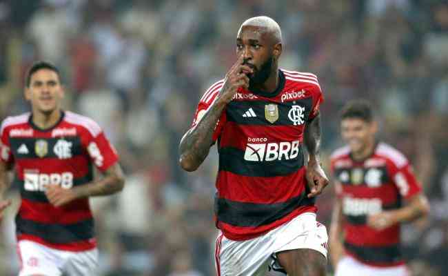 Gerson comemora gol na vitória do Flamengo contra o Vasco
