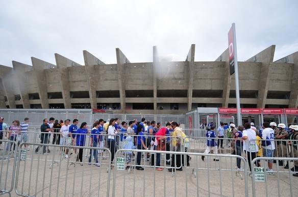 Crianas fazem a festa na esplanada Sul do Mineiro no aniversrio de 10 anos do Raposo; muitos brinquedos foram montados no local e houve at apresentao circense e de mgico