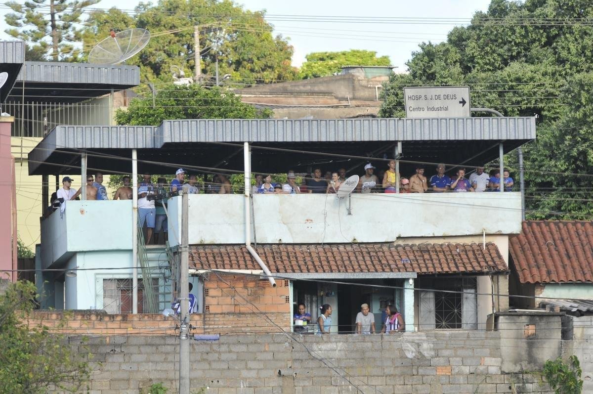 Torcidas de Cruzeiro e Guarani lotaram estdio Fario e casas do entorno, em Divinpolis, para assistir ao duelo de abertura do Campeonato Mineiro 2019