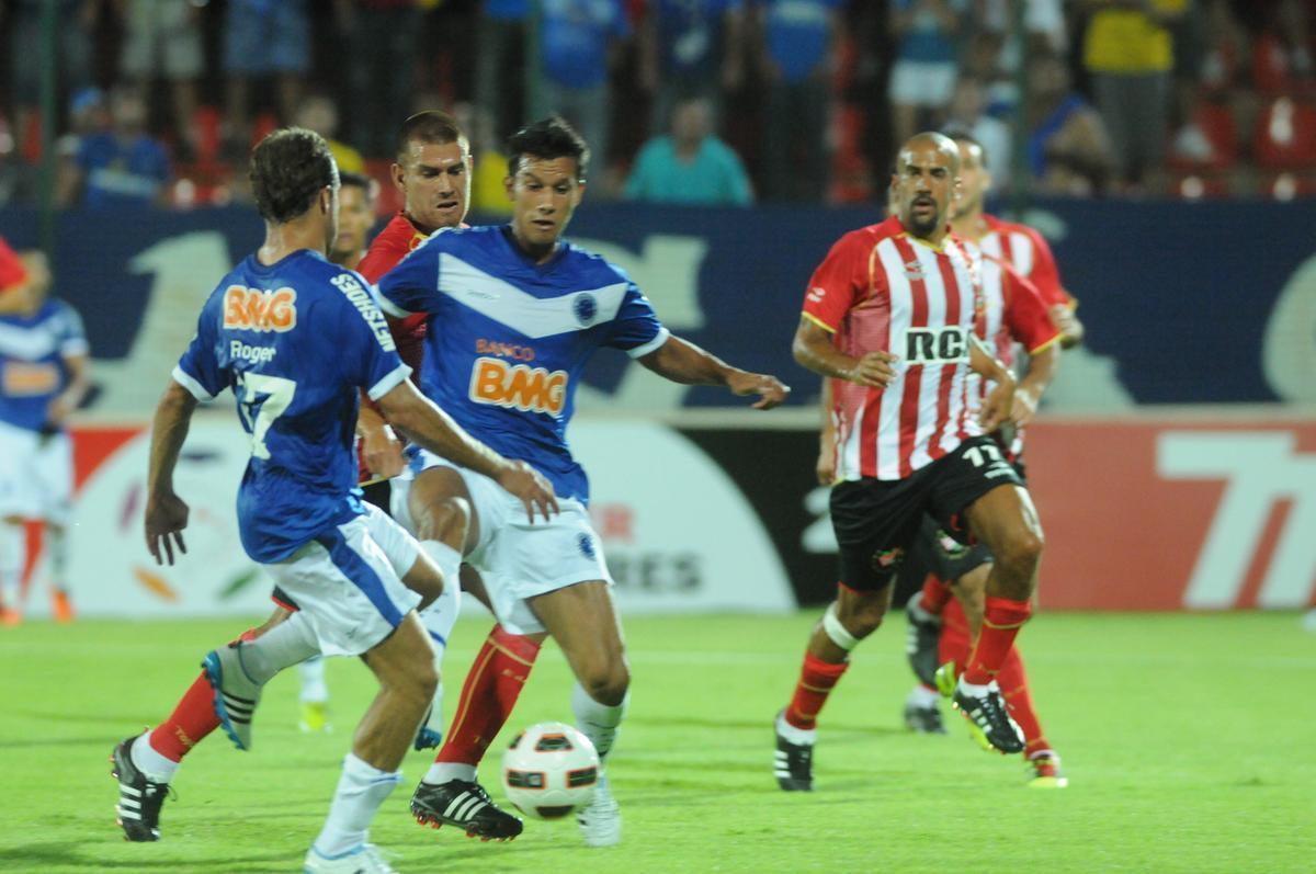 2011 - Cruzeiro 5 x 0 Estudiantes-ARG, pela fase de grupos (Wallyson e Montillo, duas vezes cada, e Roger)