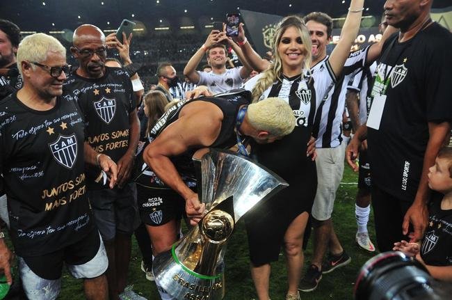 Atltico ergue a taa de campeo brasileiro e d a volta olmpica diante da torcida alvinegra, no Mineiro