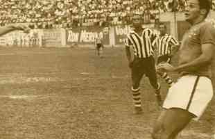 Revelado pelo Renascena, Procpio teve trs passagens pelo Cruzeiro: de 1959 a 1961, de 1966 a 1968 e de 1973 a 1974. Na foto de 23/05/1961, Procpio em clssico contra o Atltico.