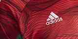 Camisa principal de goleiro, vendida por R$ 279,99 no site da Adidas