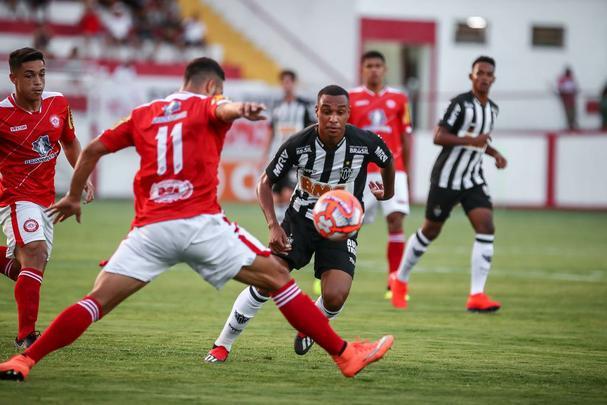 Veja imagens do jogo entre Tombense e Atltico