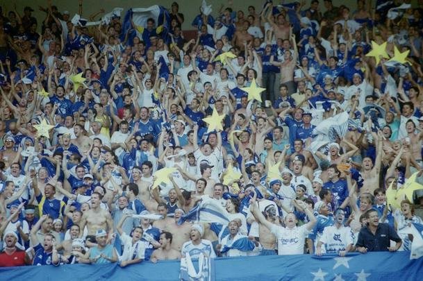 Torcida do Cruzeiro lotou Mineiro em 30 de novembro de 2003 para assistir ao duelo com o Paysandu, pela 44 rodada do Campeonato Brasileiro, que confirmaria o ttulo brasileiro e a Trplice Coroa. O pblico foi de 73.141 pagantes e gerou uma renda de R$ 827.201,00. O nmero de presentes no foi divulgado. O time celeste no decepcionou, venceu por 2 a 1, com gols de Zinho e Mota, e deu incio  festa em Belo Horizonte.