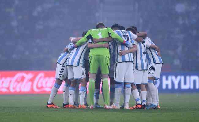 Seleo argentina sub-20 reunida em jogo contra o Uzbequisto
