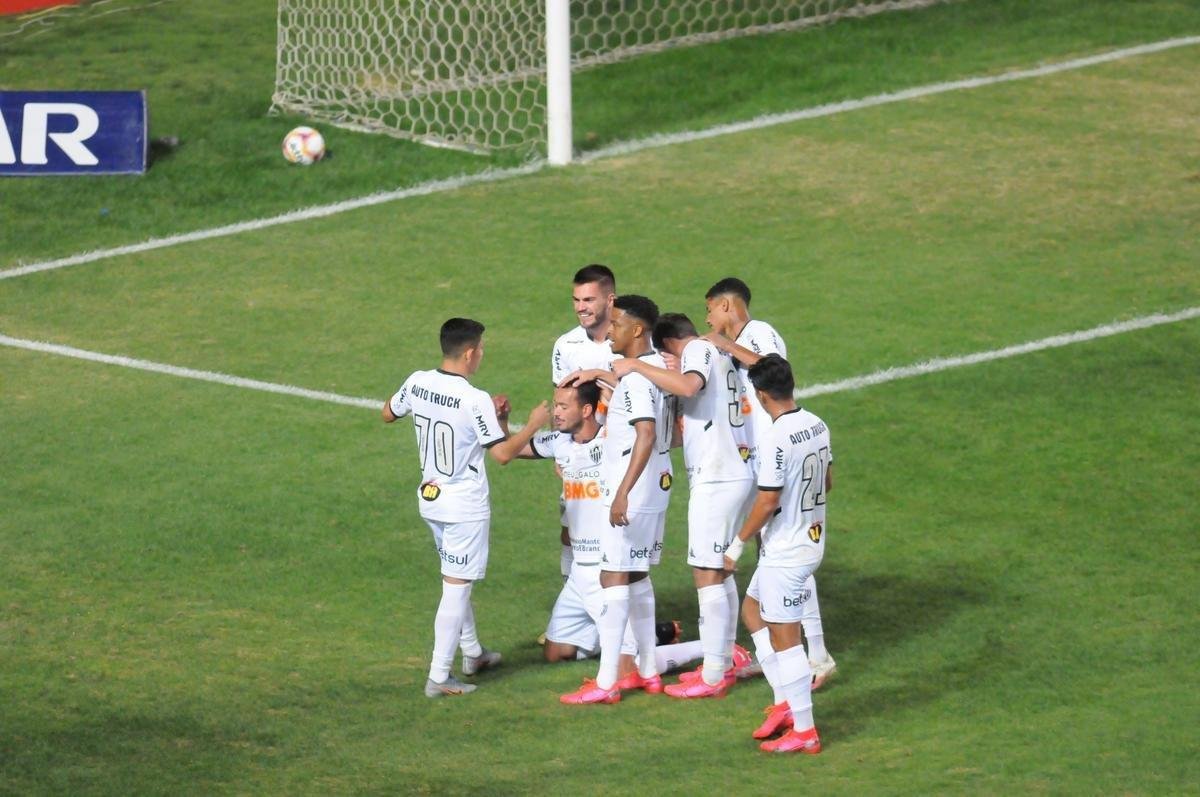 No segundo tempo, Atltico abriu o placar com Rver, de cabea