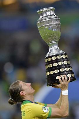 Seleção Brasileira derrota Peru por 3 a 1, conquista Copa América e ergue a taça no Maracanã; veja as fotos da festa do Brasil