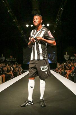Presença de Robinho, com a camisa 7, foi o ponto alto da festa de lançamento do uniforme