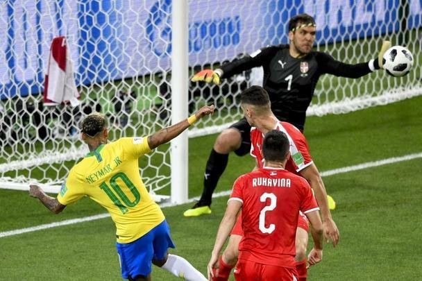 Poucas quedas, assistência e 'ousadia': a atuação de Neymar contra a Sérvia
