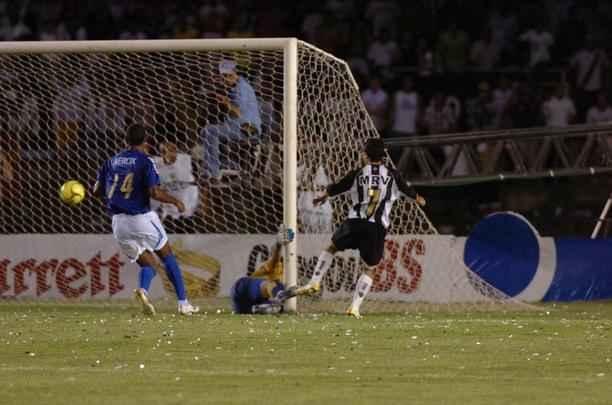 As duas equipes iniciavam a deciso do ttulo mineiro sob certo equilbrio %u2013 a Raposa tinha a vantagem de igualdade em pontos e saldo de gols. O primeiro tempo terminou sem gols, e o Galo, do tcnico Levir Culpi, abriu o placar com der Lus no primeiro minuto da etapa final. Danilinho fez o segundo aos 36min, e Marcinho, o terceiro, aos 46min. Enquanto o goleiro Fbio ainda reclamava de irregularidade nesse gol, de costas para o campo, Vanderlei fechou o placar, praticamente garantindo o ttulo.