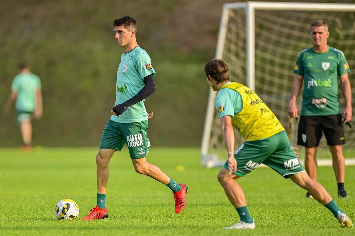 Em preparao para enfrentar o Corinthians no prximo domingo (18/9), o Amrica treinou nesta tera-feira (13/9)
