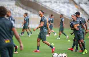 Levir Culpi comanda treino no Mineiro antes da estreia no Grupo E da Libertadores