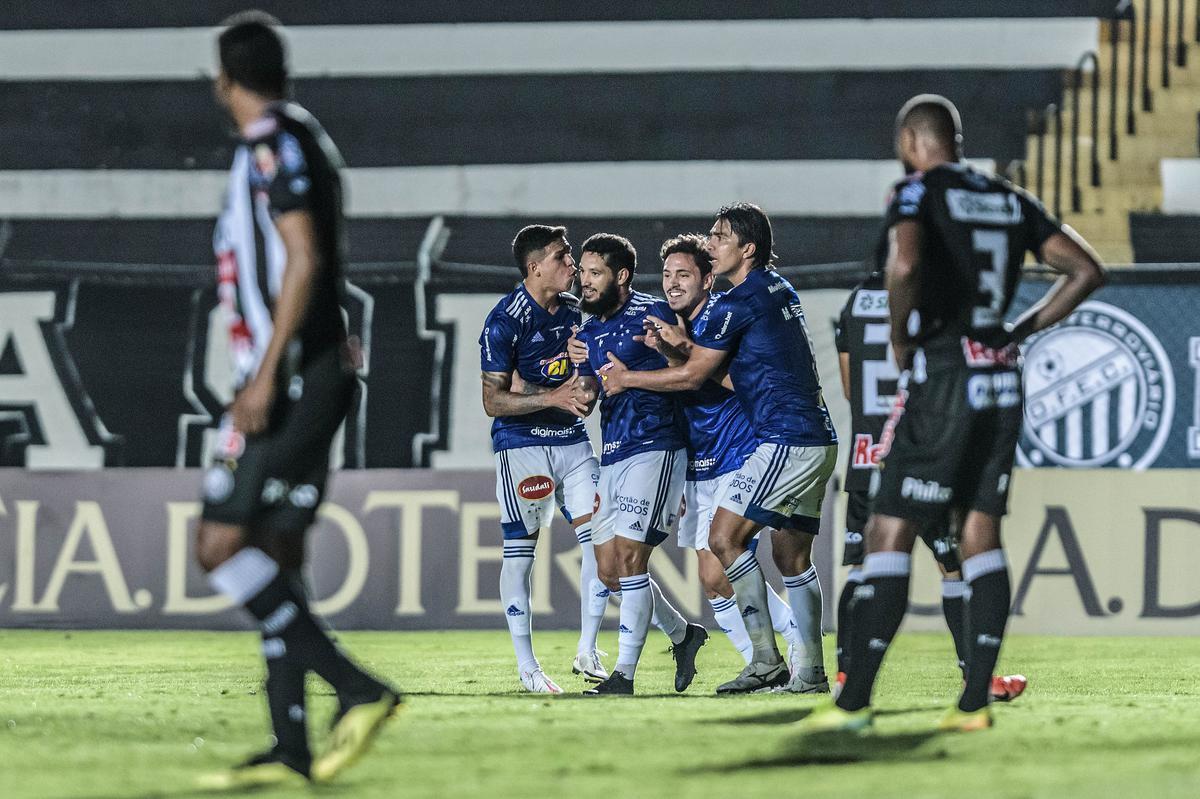 Na estreia do técnico Felipão, em 20 de outubro, o Cruzeiro venceu o Operário por 1 a 0, no estádio Germano Krüger, em Ponta Grossa (PR), pela 17ª rodada da Série B. O atacante Arthur Caíke fez o único gol do jogo.