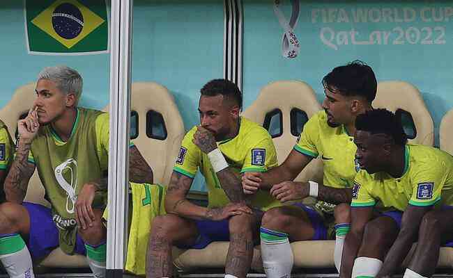 Neymar no banco de reservas aps sair lesionado da partida contra a Srvia